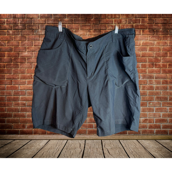 Columbia Sportswear Men's Gray Shorts - Size 42W - Picture 1 of 3